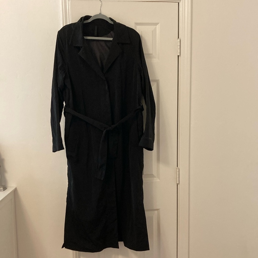 Lululemon black nylon raincoat/trench M/L
